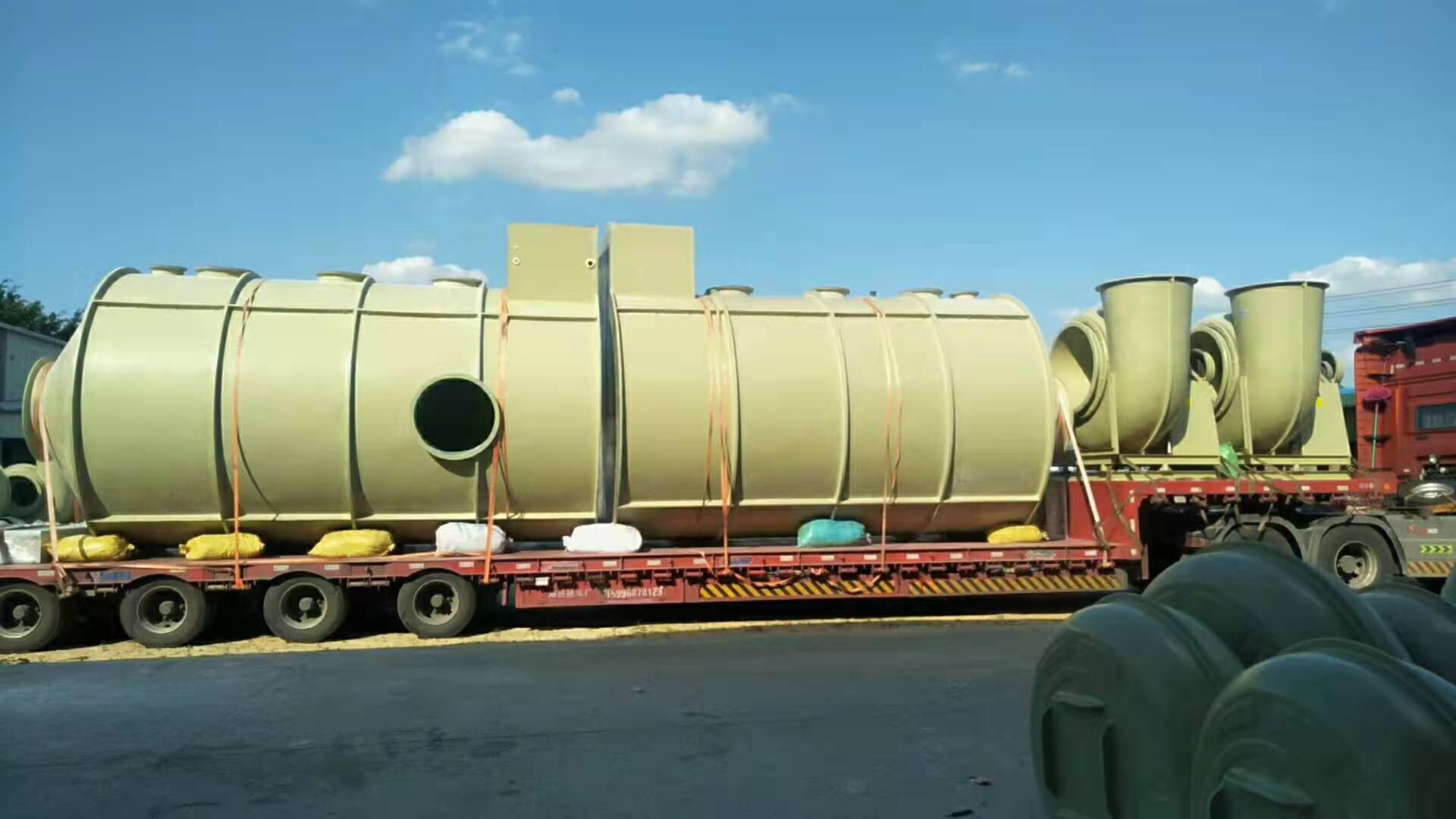 汕头某化工企业废气处理设备废气处理设备生产现场（实验室风机，环保风机，玻璃钢风机）